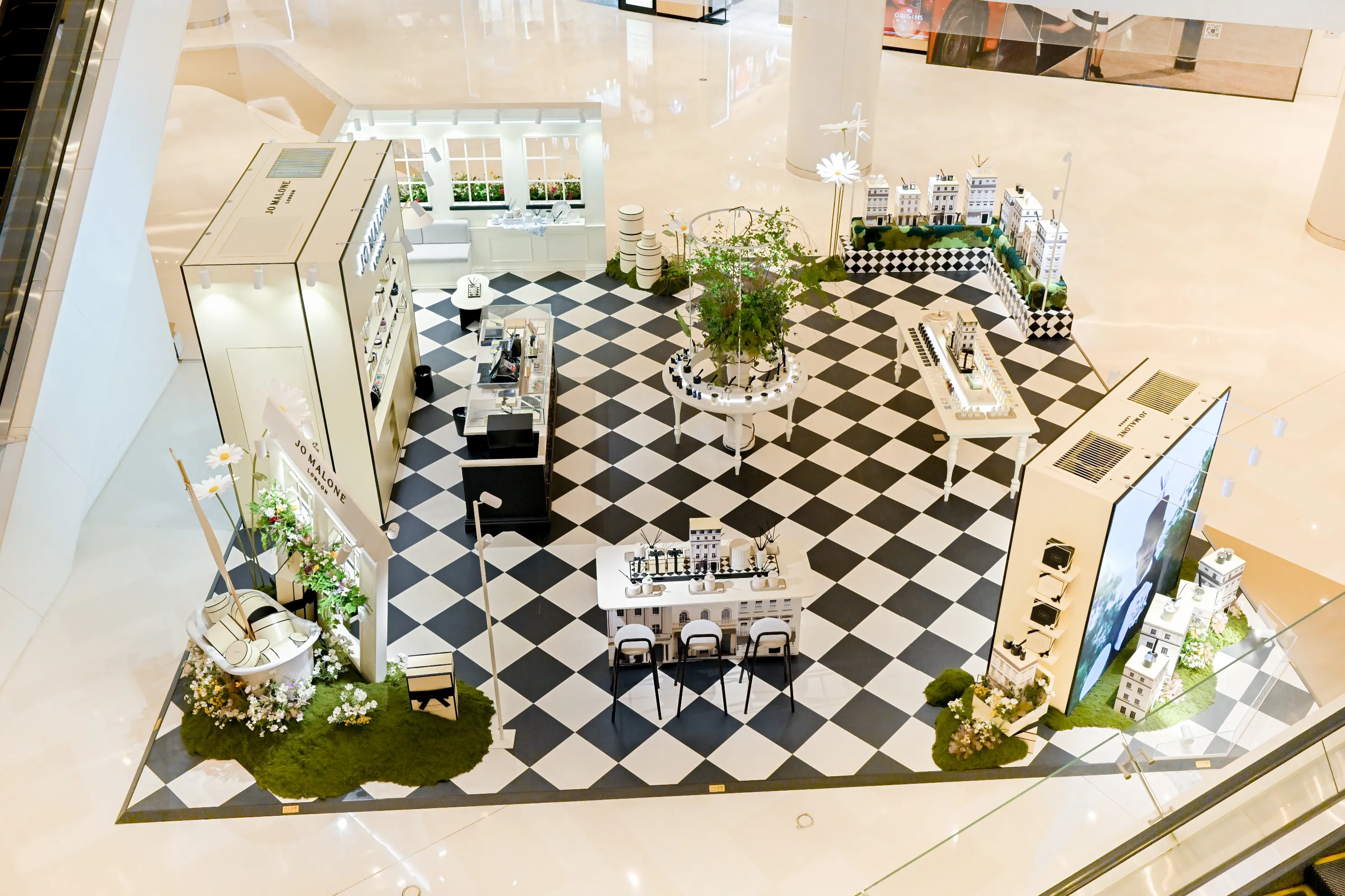 Well-known perfume brands create city pop-up stores