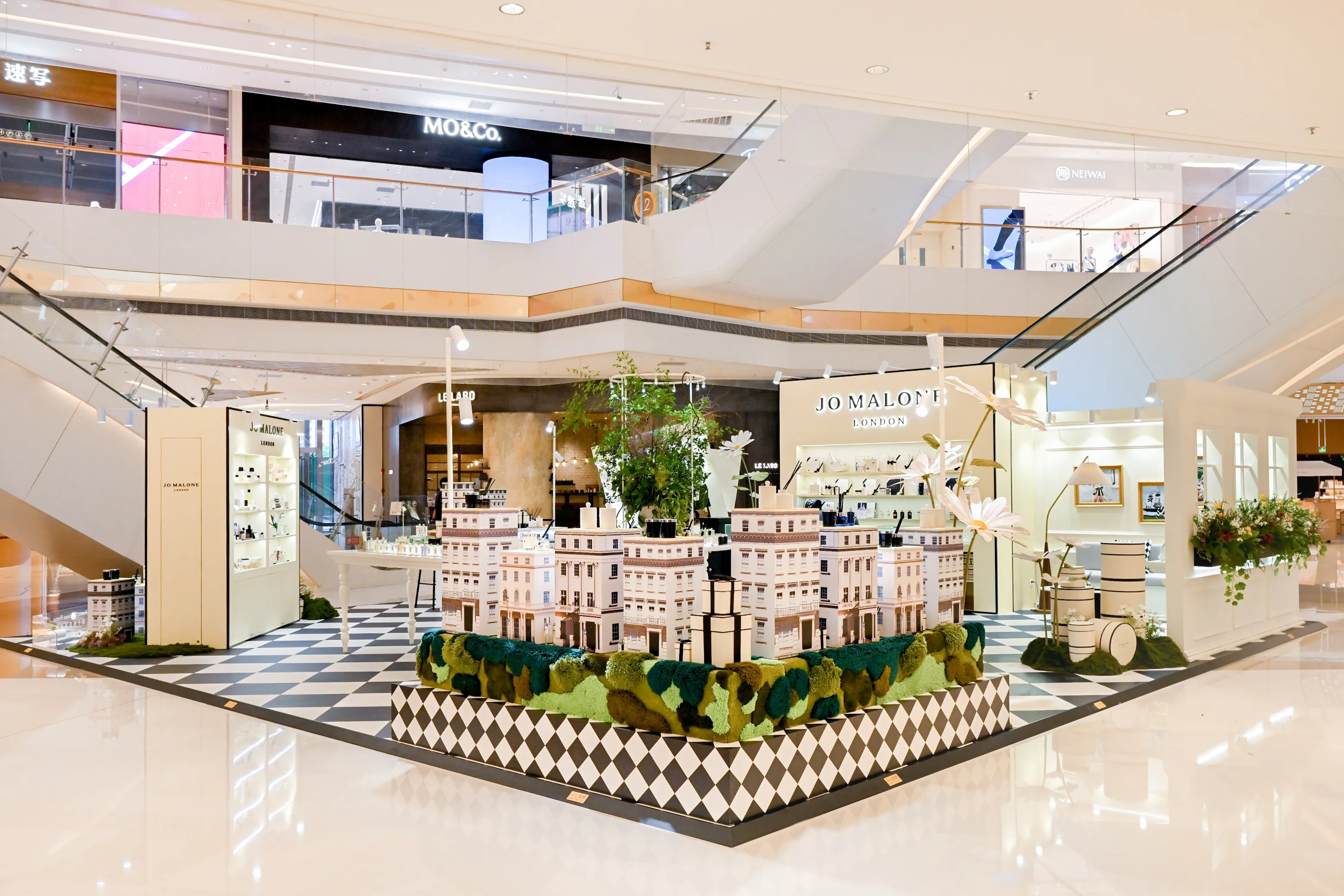 Well-known perfume brands create city pop-up stores