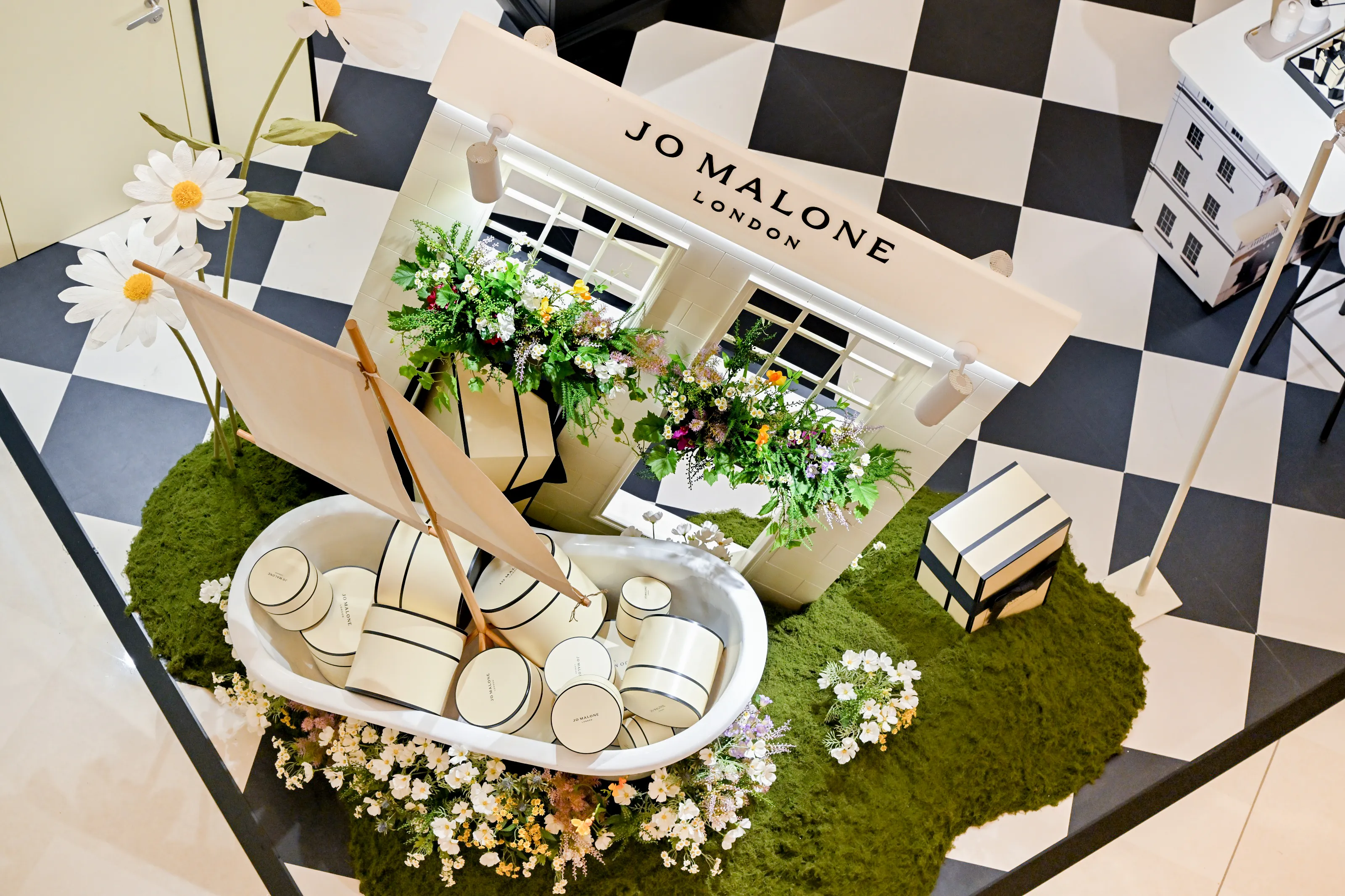 Well-known perfume brands create city pop-up stores