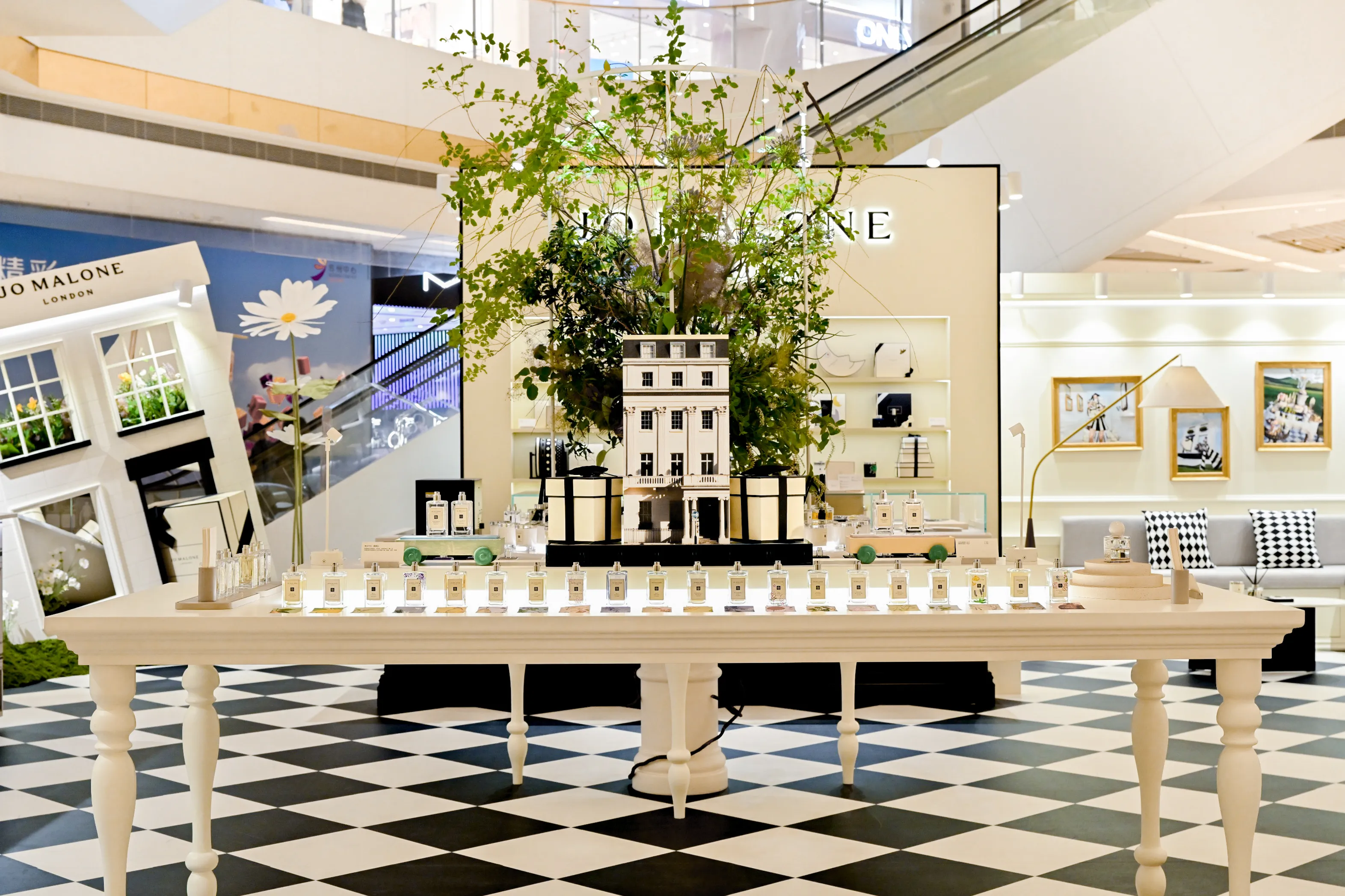 Well-known perfume brands create city pop-up stores