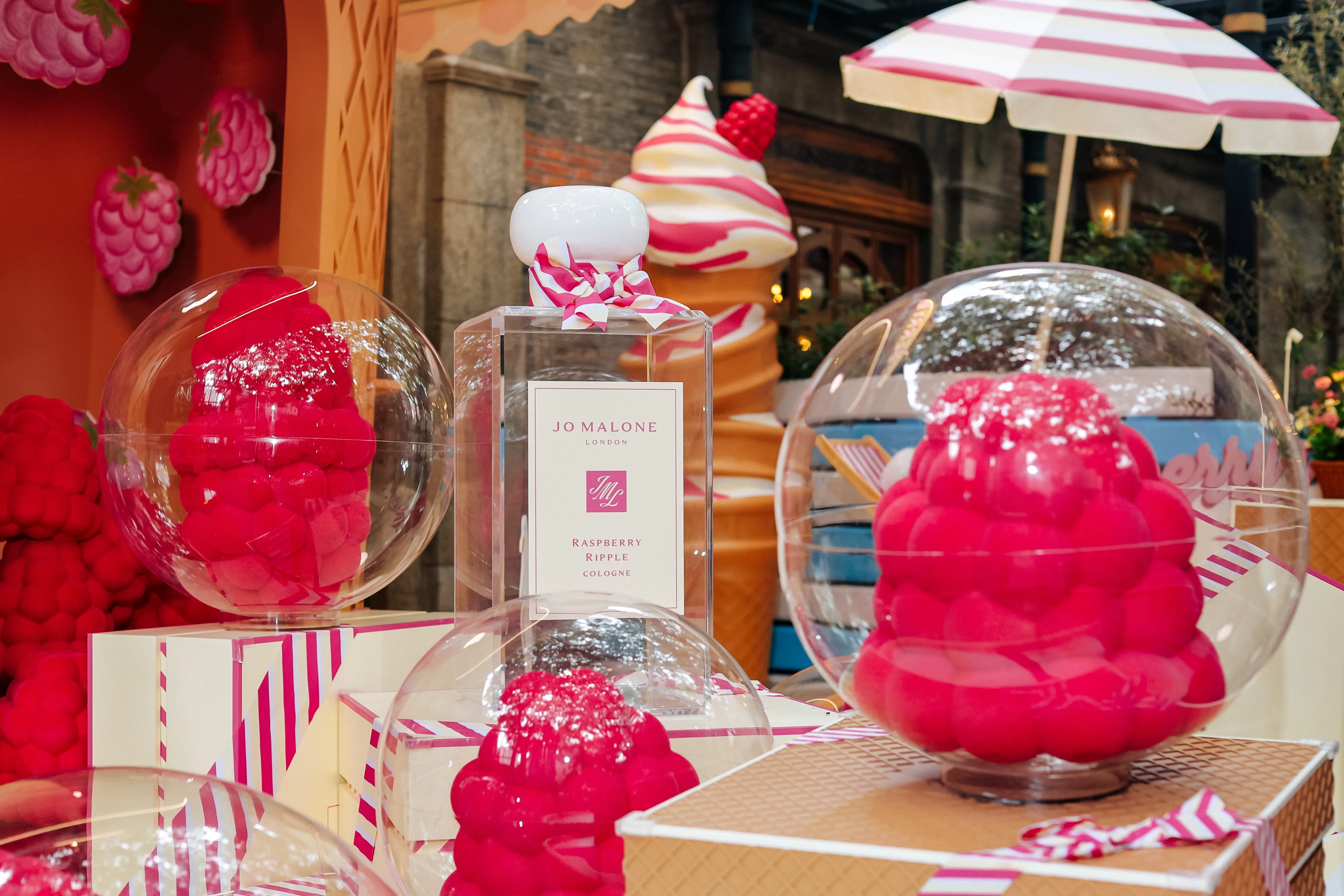 Well-known perfume houses create summer display props